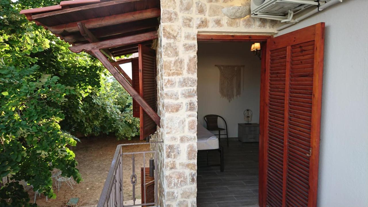 דירות נאה פוטידאה Stone House With Seaview מראה חיצוני תמונה