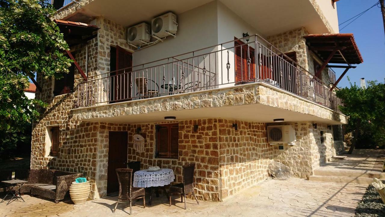 דירות נאה פוטידאה Stone House With Seaview מראה חיצוני תמונה